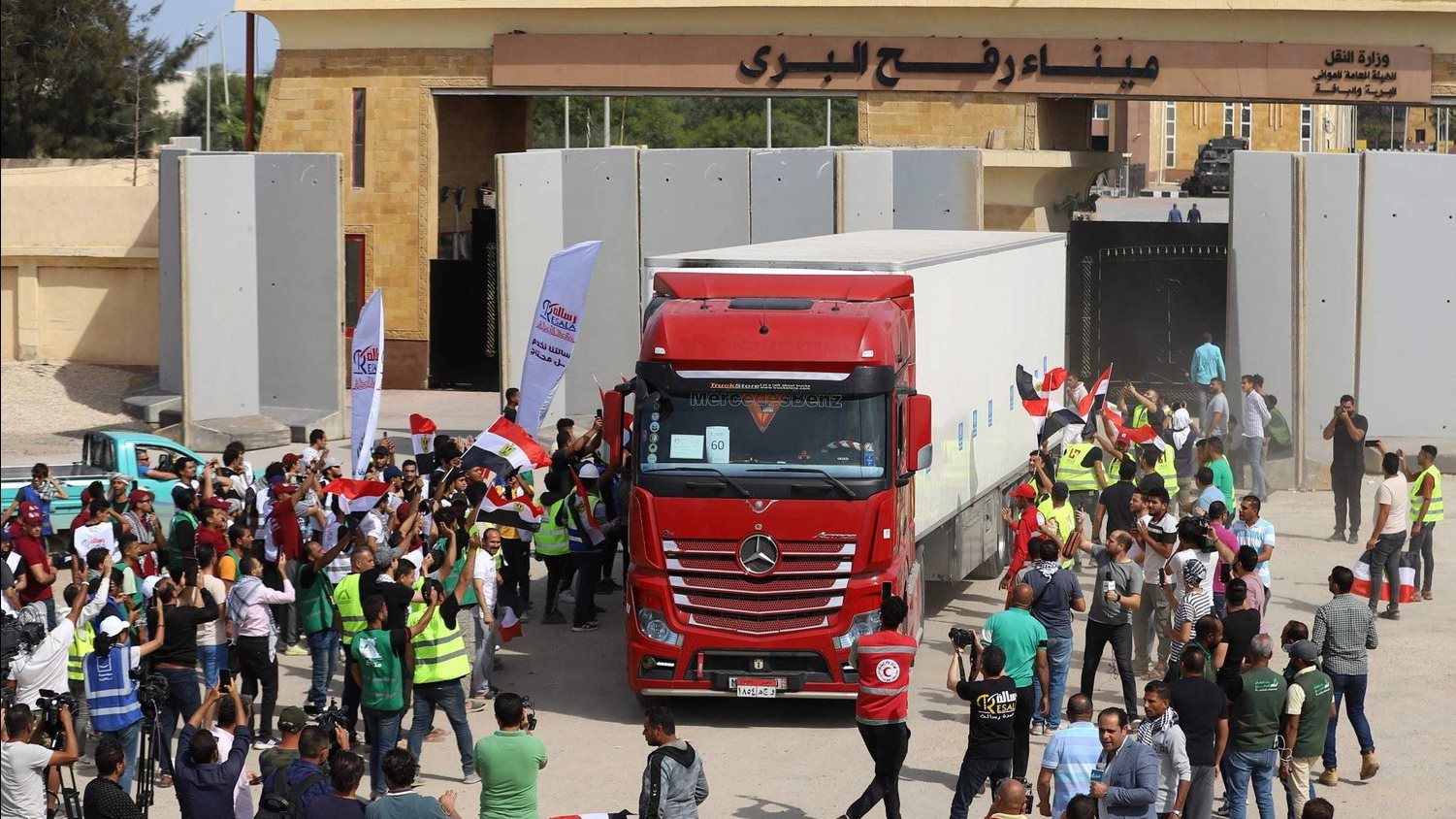 دخول المساعدات إلى قطاع غزة