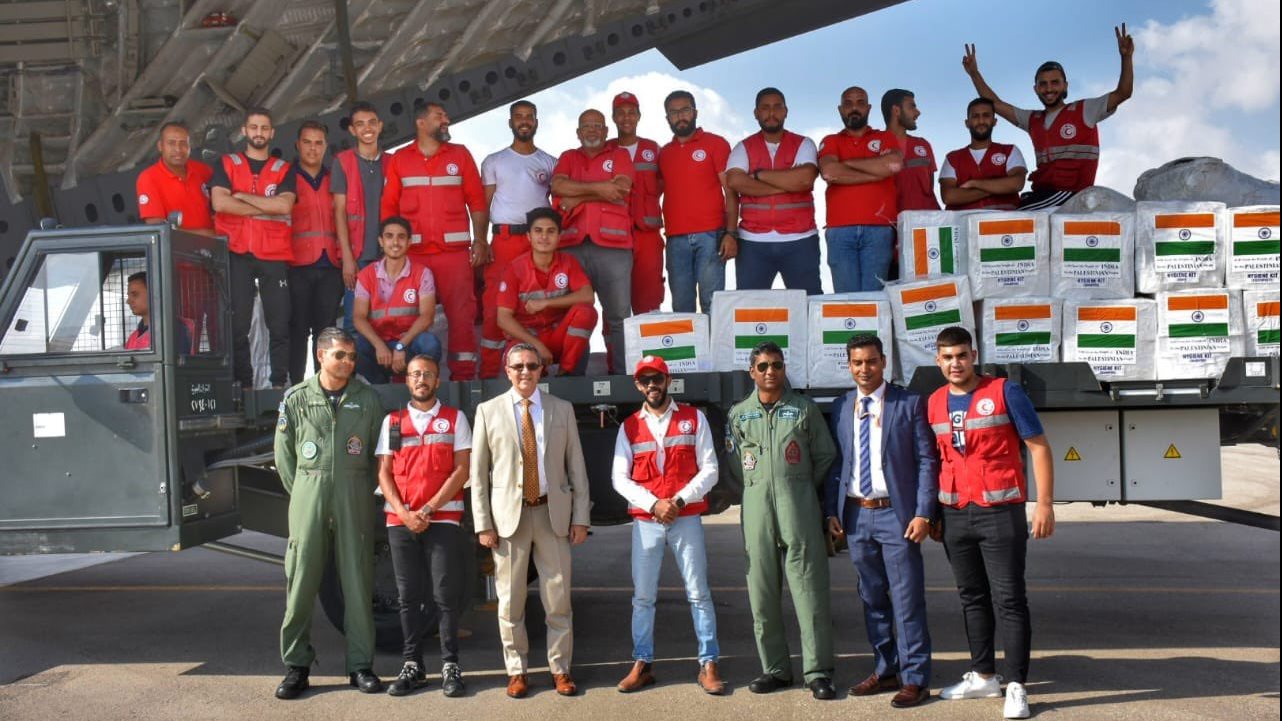 مساعدات إنسانية تصل مطار العريش الدولى 