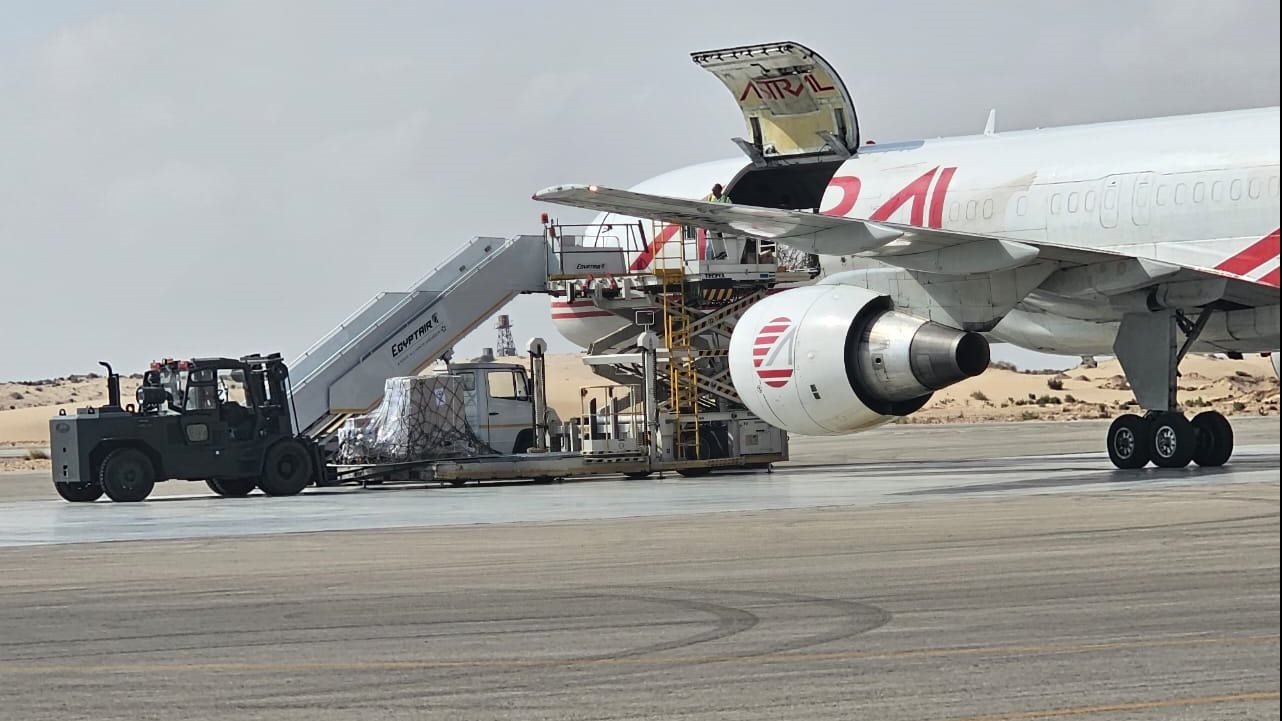 مساعدات تصل لمطار العريش الدولي بصفة يوميه