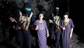 لحظة الإفراج عن الأسيرة الإسرائيلية ليفشيتز