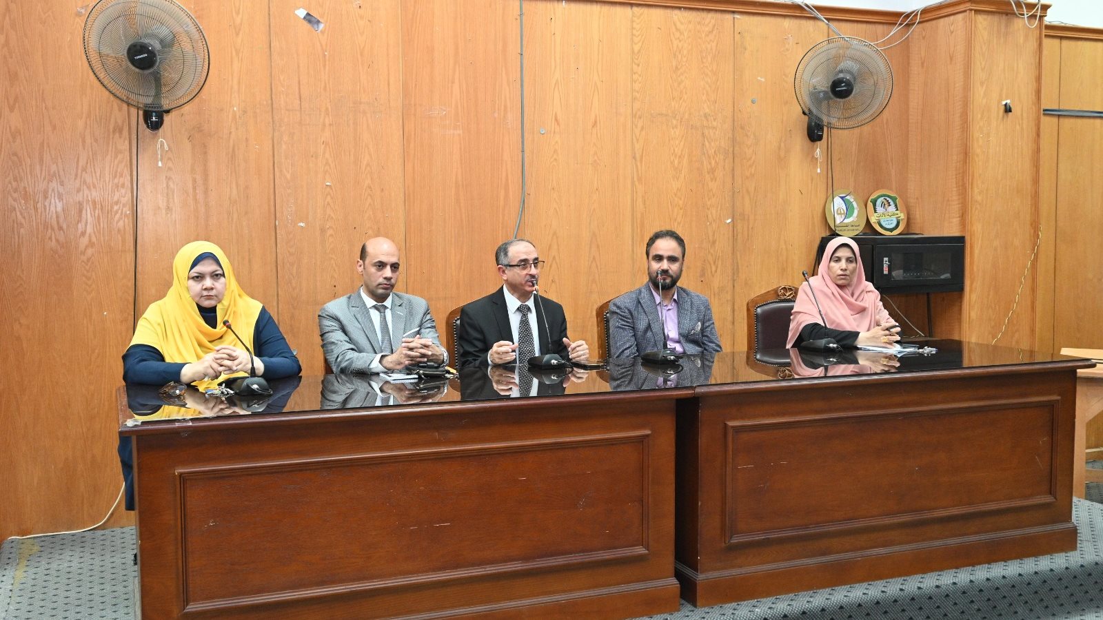 عميد كلية الاداب بالفيوم اثناء انعقاد المؤتمر