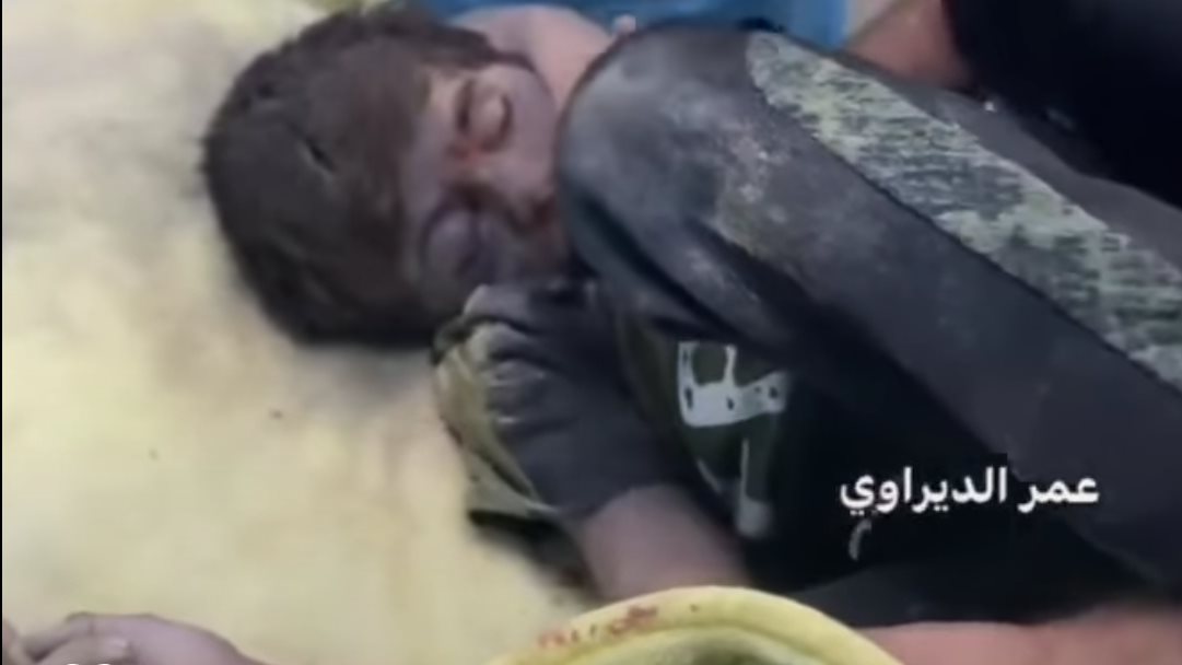 إستشهاد طفل فلسطيني ومشهد مؤثر لوداع أبيه