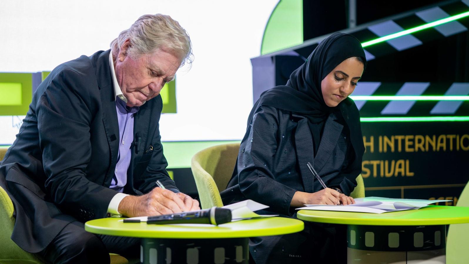 حسين فهمى والشيخة جواهر بنت عبد الله القاسمى