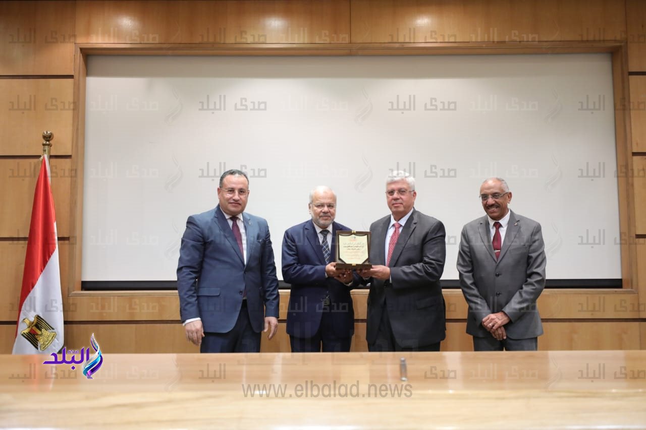 وزير التعليم العالي يفتتح عدة مشروعات طبية10