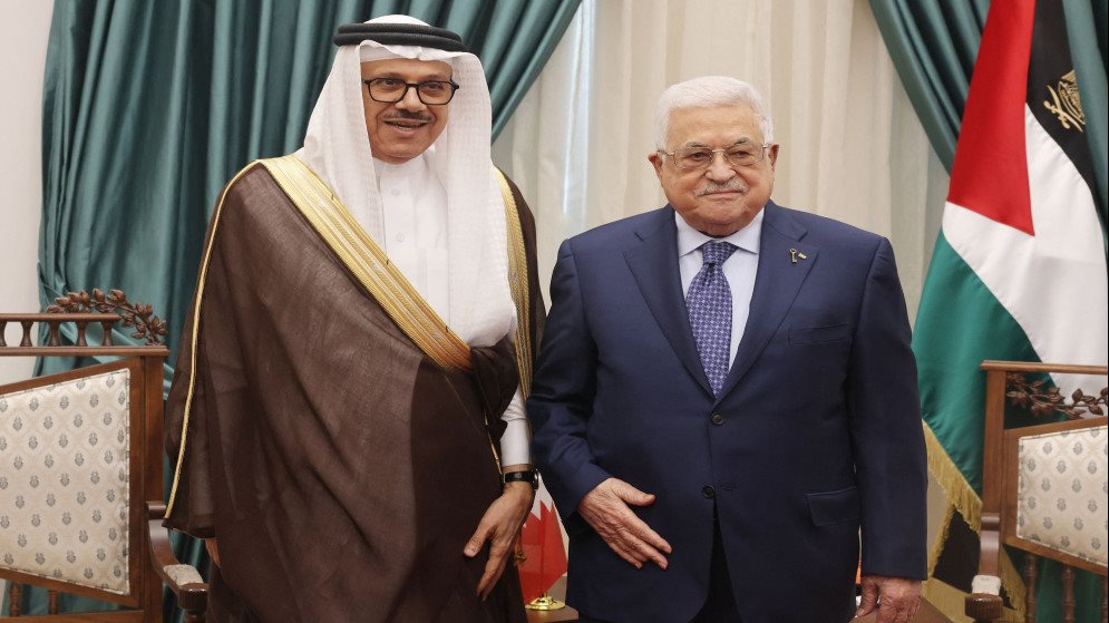محمود عباس ووزير الخارجية البحريني
