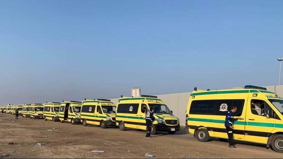 سيارات الإسعاف تصطف لنقل المصابين