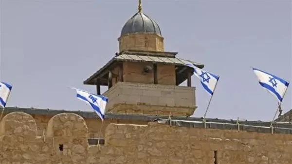 رفع العلم الإسرائيلى على مسجد بمخيم الفوار بالضفة الغربية 
