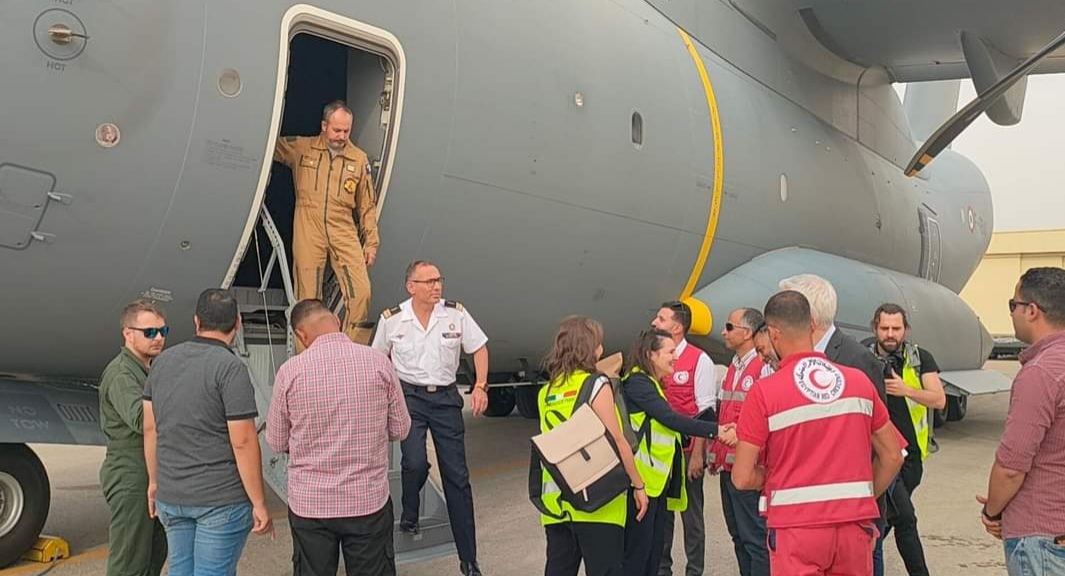 خدمات الهلال الأحمر في نقل المساعدات للفلسطينيين 