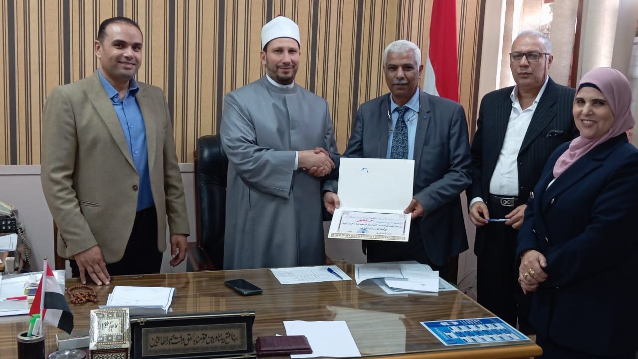 تكريم مدير إدارة وسط الأزهرية بالإسكندرية 