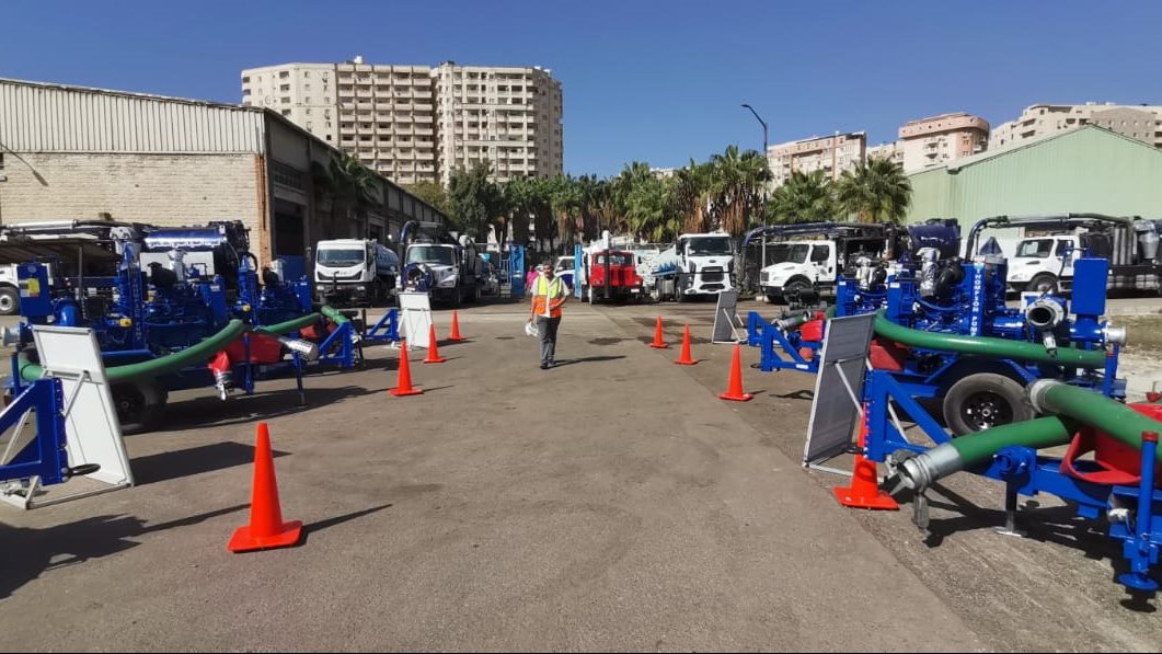 اصطفاف معدات الصرف الصحي بالاسكندرية