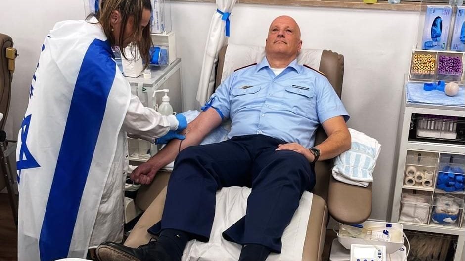 القائد الألماني خلال تبرعه بالدم لصالح جيش الاحتلال 