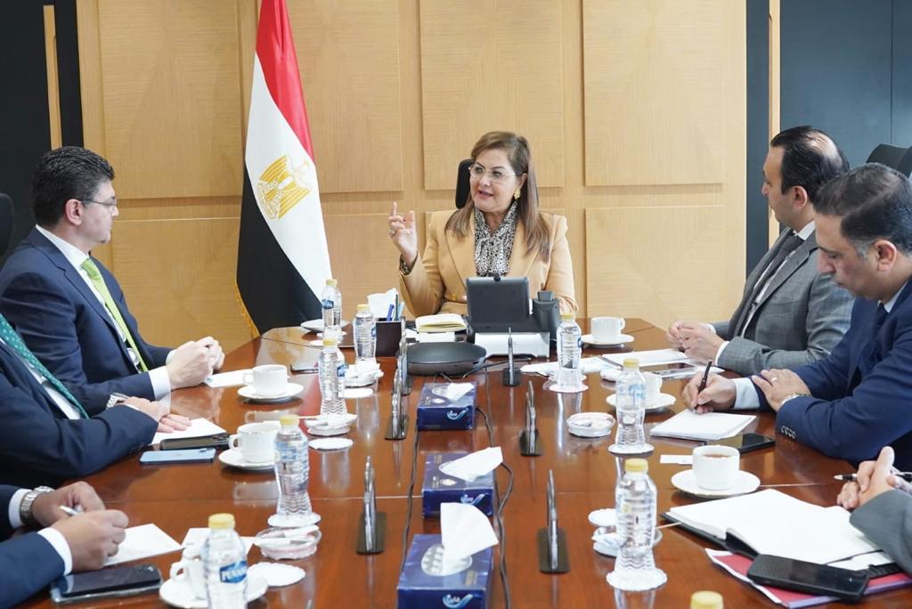وزيرة التخطيط خلال الاجتماع