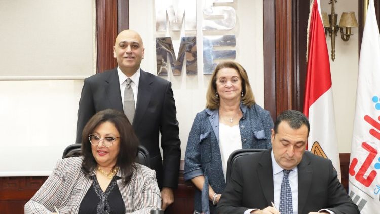 جانب من توقيع الاتفاقيه