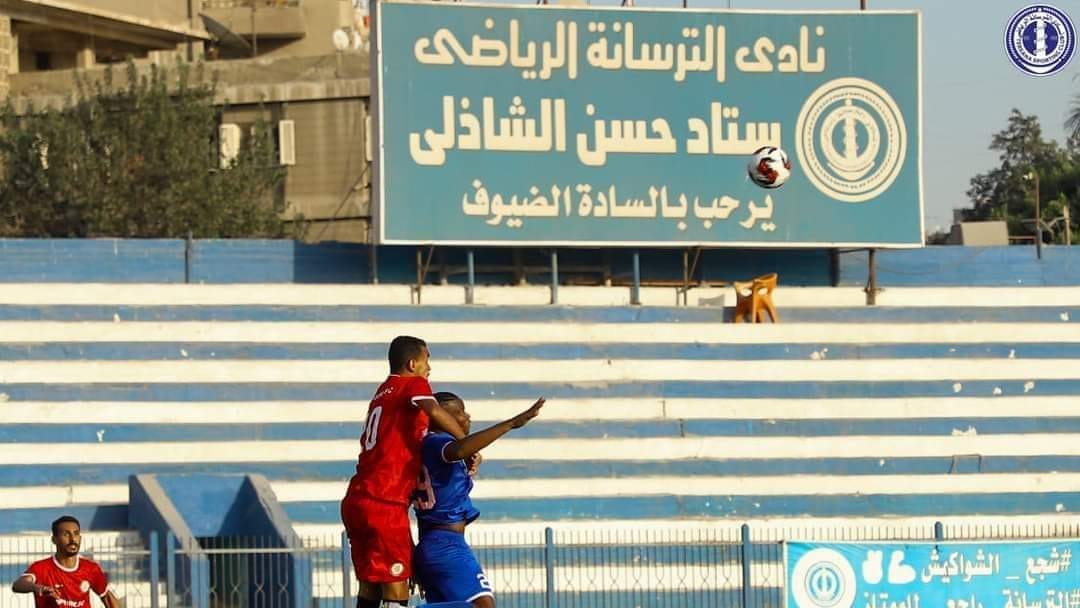 احدى الكرات المشتركة للاعبى  الفيوم والترسانة 