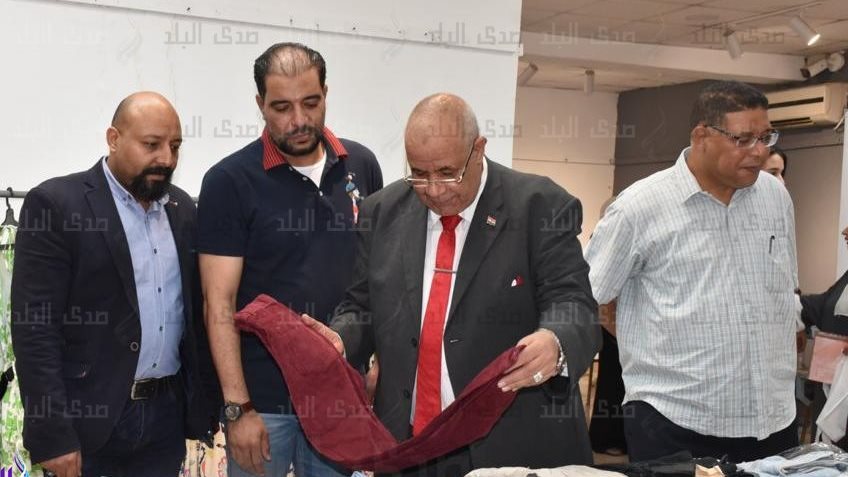 رئيس جامعة الأقصر يفتتح معرض ملابس للتخفيف عن كاهل الطلاب وا
