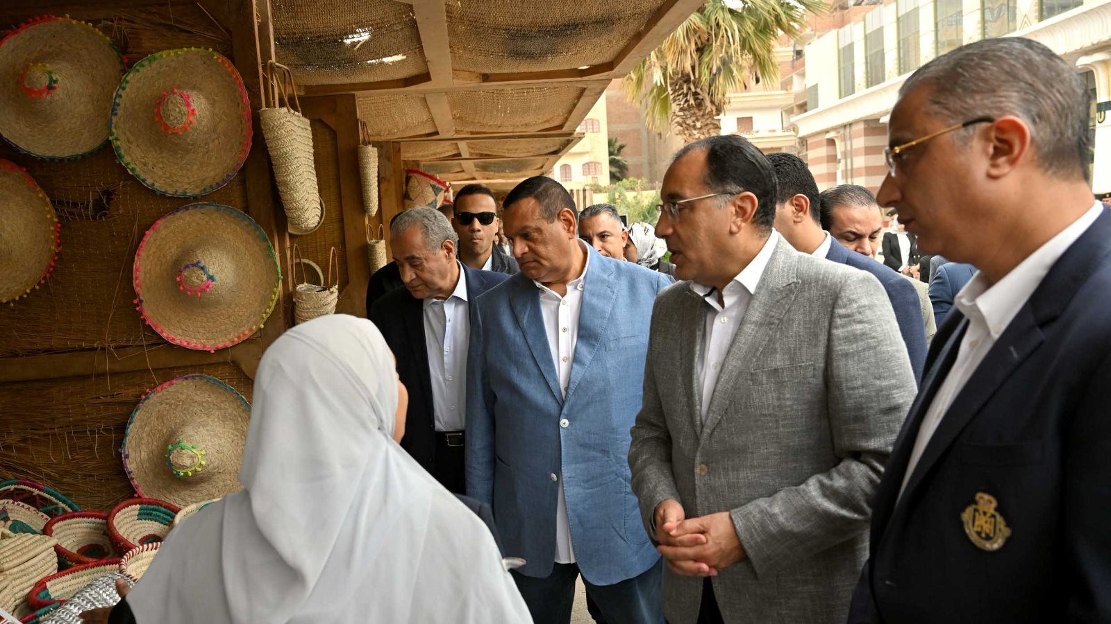 رئيس الوزراء اثناء تفقده معرض ايادى مصرية
