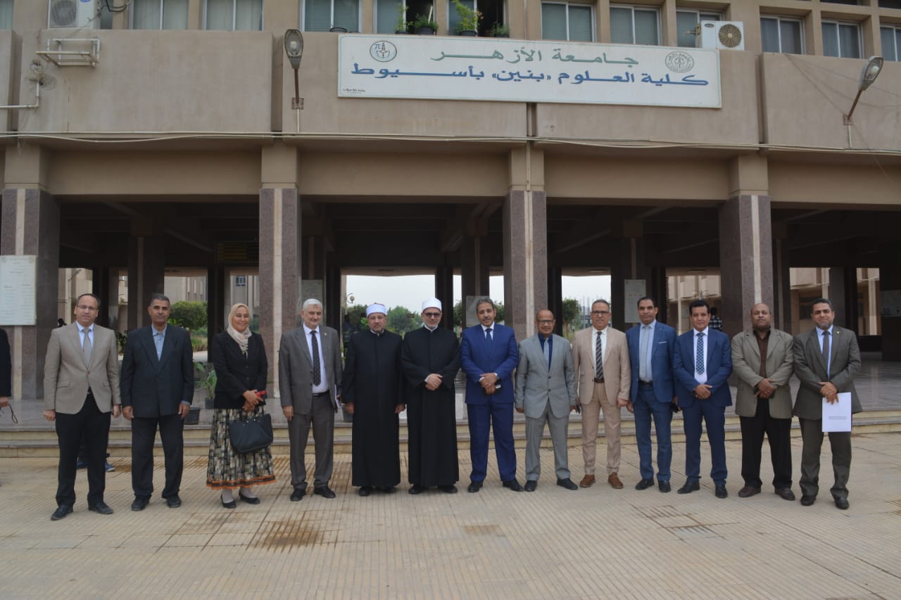 رئيس جامعة الأزهر يتفقد كلية العلوم بأسيوط