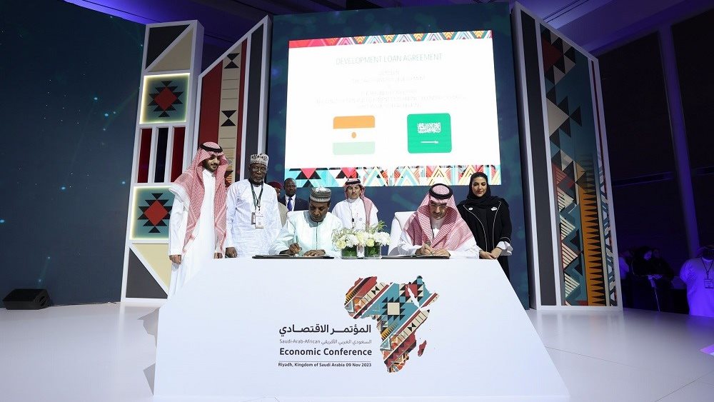 جانب من توقيع الاتفاقيات