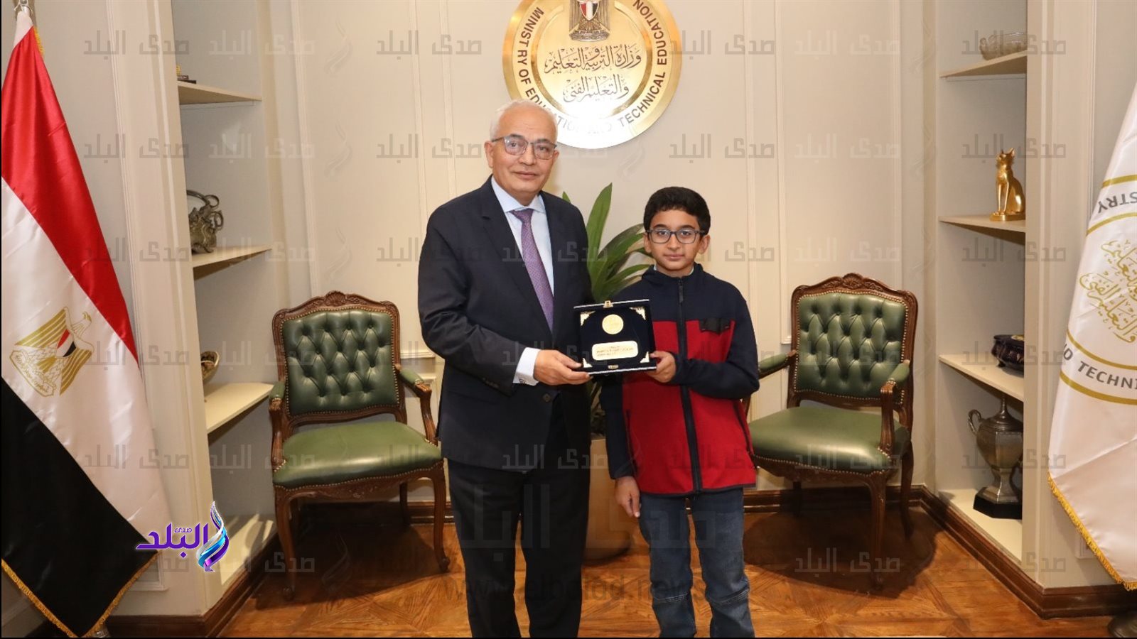 وزير التربية والتعليم يكرم الطالب النابع يحيى عبدالناصر