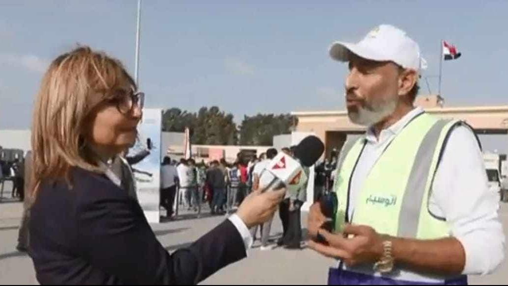 الاعلامية لميس الحديدي تجري عدة لقاءات في مستشفى العريش 
