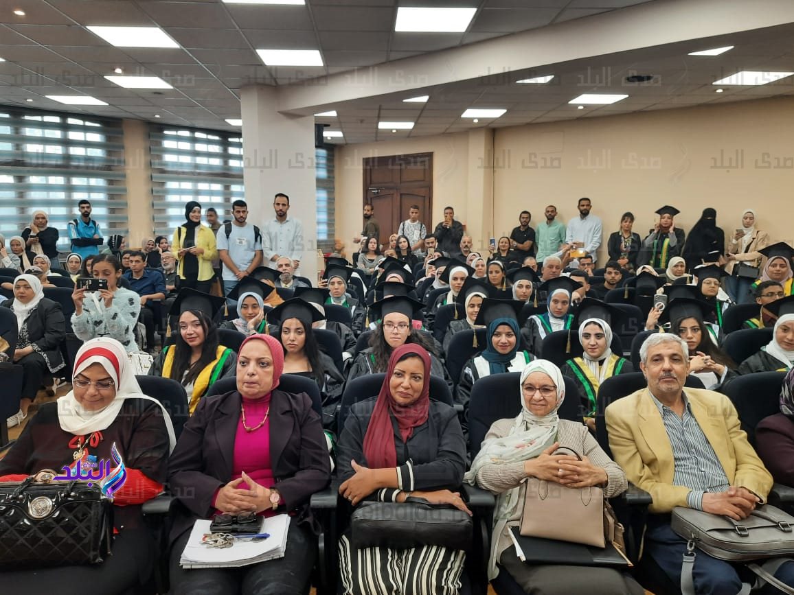 عميدة كلية الآداب بجامعة عين شمس تكرم أوائل الخريجين لدفعتى ٢٠٢٢ و ٢٠٢٣ 