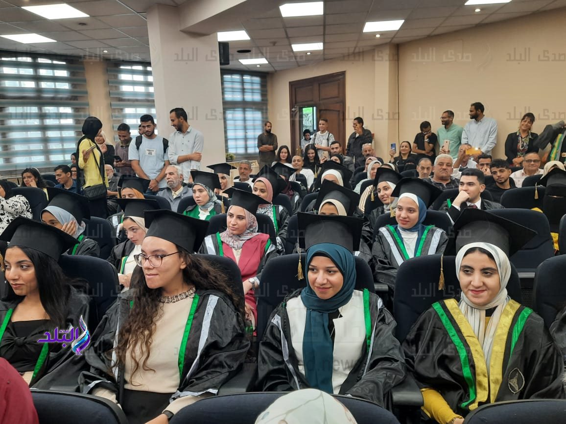 عميدة كلية الآداب بجامعة عين شمس تكرم أوائل الخريجين لدفعتى ٢٠٢٢ و ٢٠٢٣ 