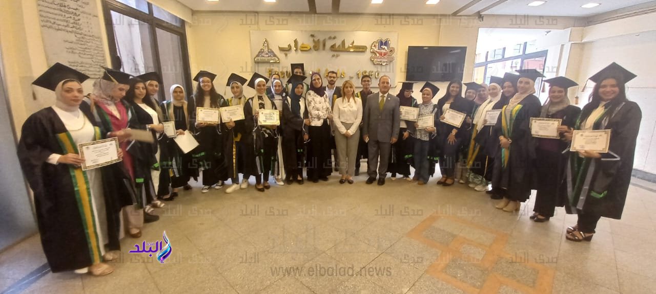 عميدة كلية الآداب بجامعة عين شمس تكرم أوائل الخريجين لدفعتى ٢٠٢٢ و ٢٠٢٣ 