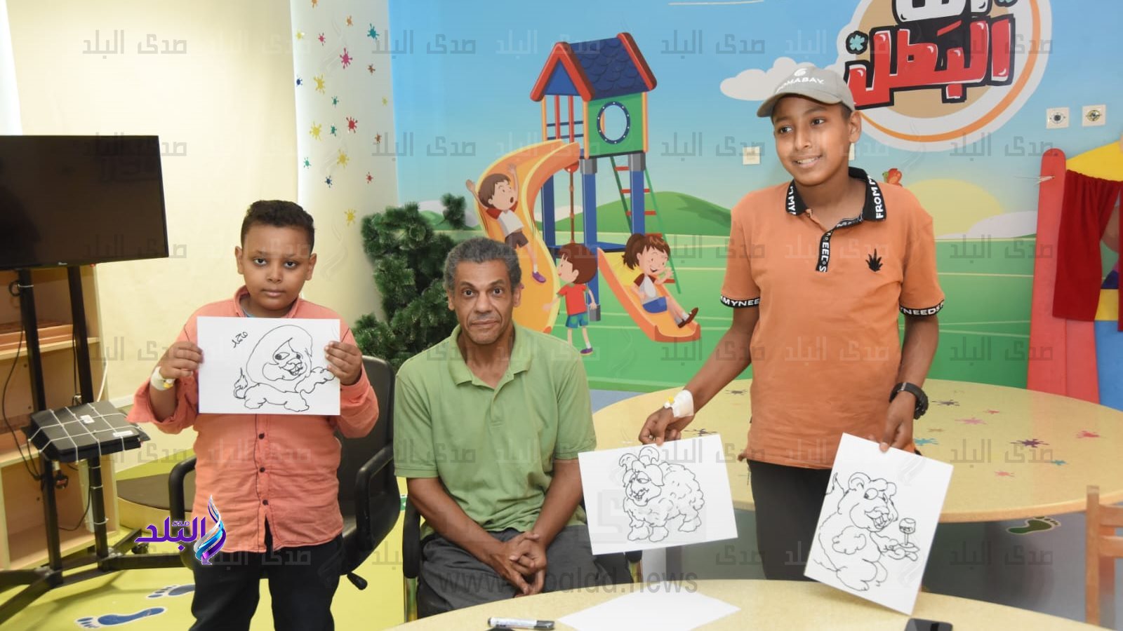 ورشة تعليم رسم لرسام الكاريكاتير عمرو حسن داخل مستشفي علاج  