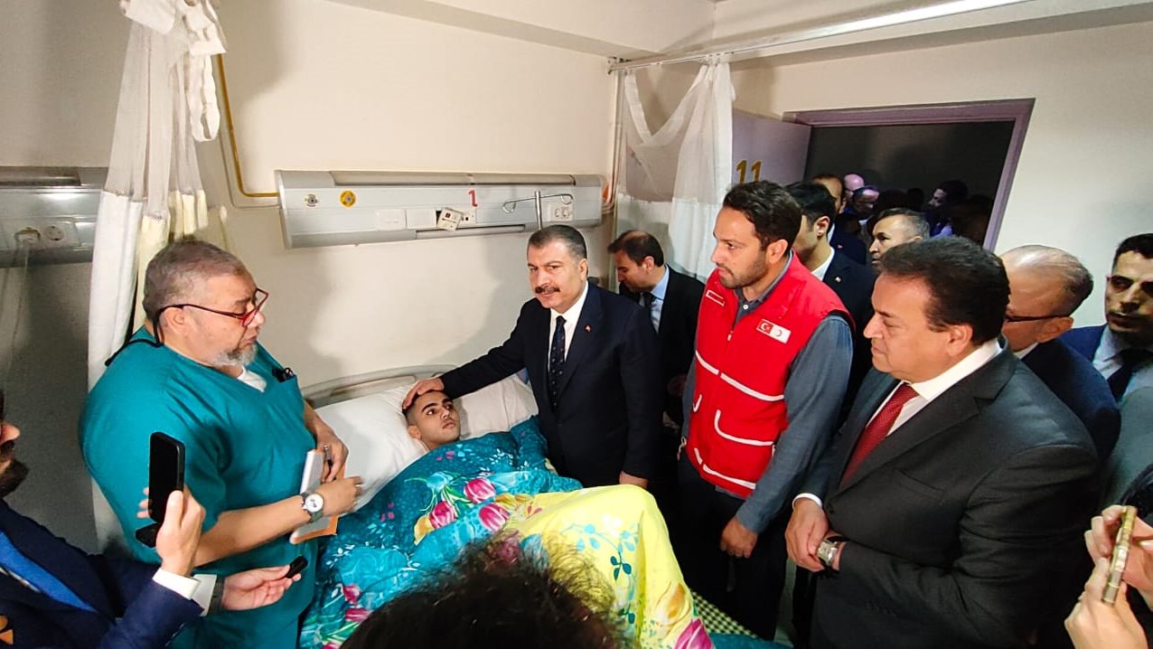 وزير الصحة يزور المصابين بمستشفى العريش العام 