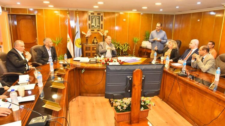 محافظ أسيوط يعقد اجتماعا لدفع وتيرة العمل 