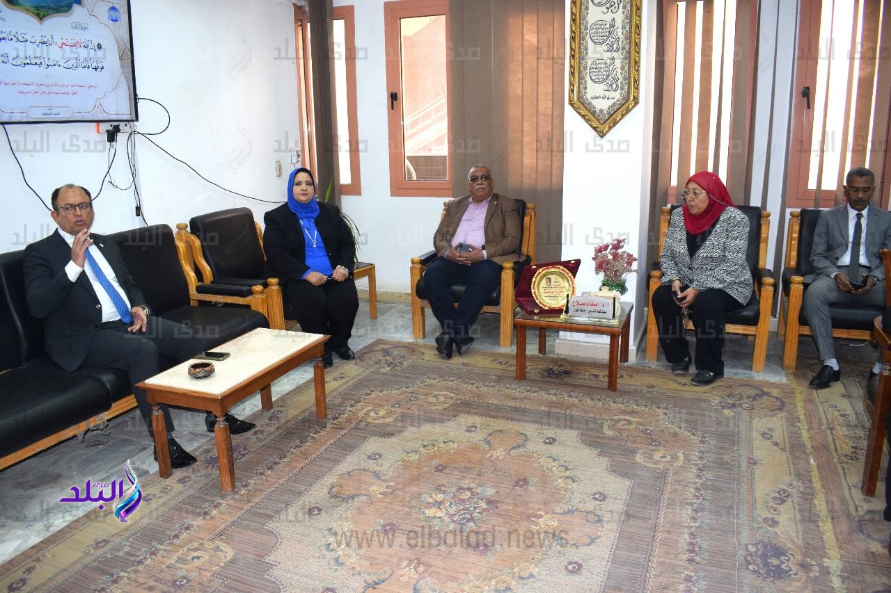 رئيس جامعة حلوان يتفقد كلية التمريض 