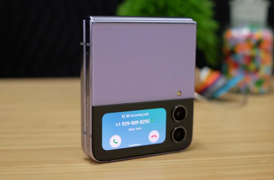 خصم هائل على سامسونج Galaxy Z Flip 4 في الإمارات