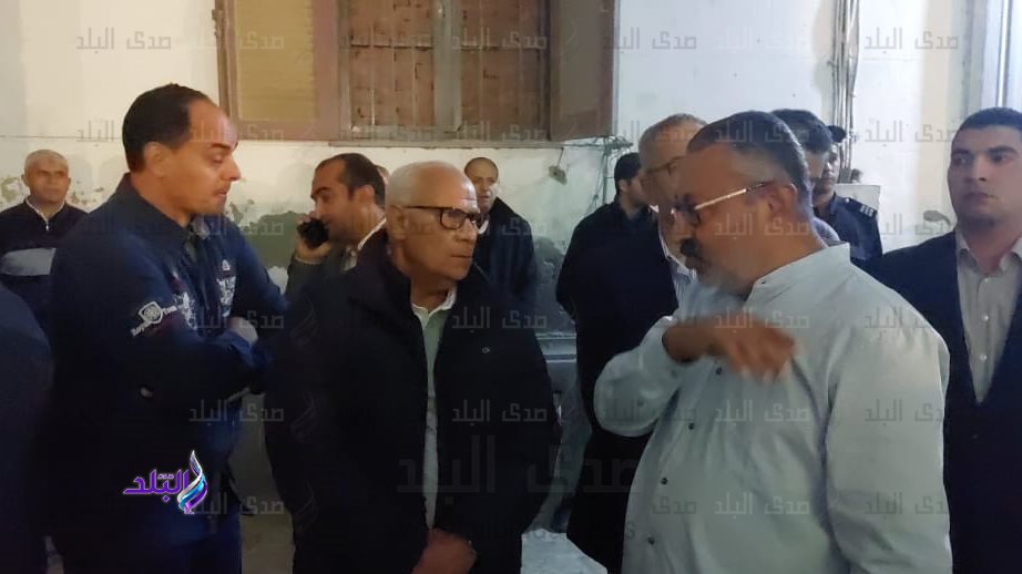 محافظ بورسعيد يتابع عمليات الانقاذ بموقع حادث انهيار عقار