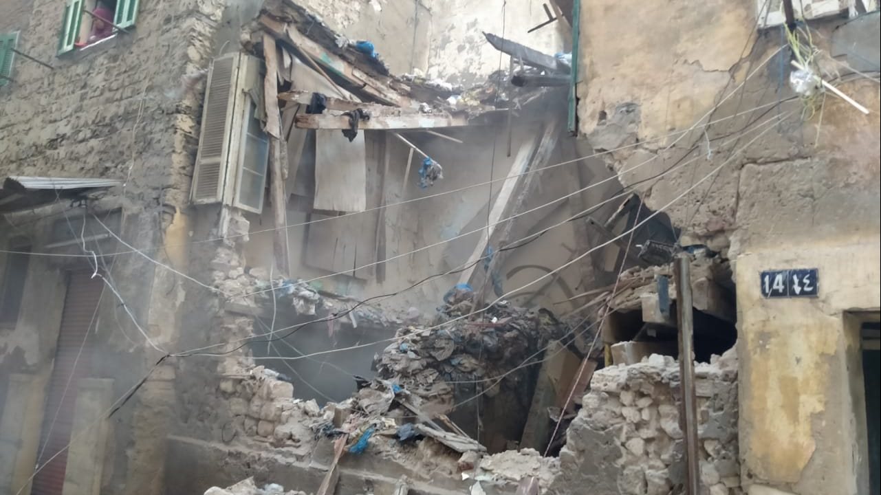 سقوط أجزاء من عقار بالجمرك وسط الإسكندرية