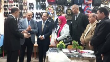 وكيل "تعليم" كفر الشيخ يفتتح معرض "شتاء دافئ" لتوفير الملابس