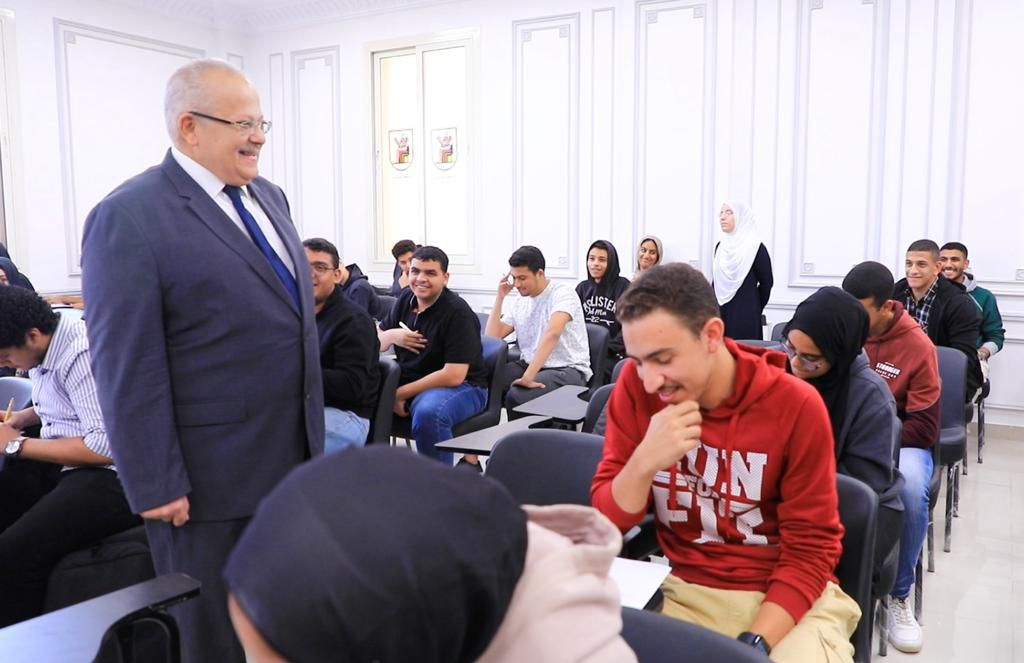  الخشت يتفقد أول اختبارات الميد تيرم بجامعة القاهرة الدولية