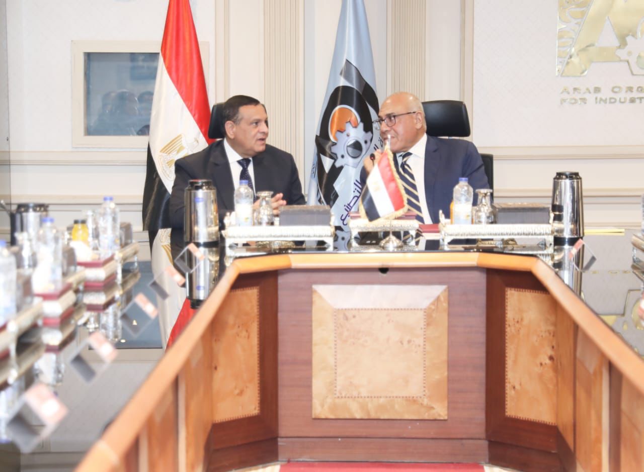 وزير التنمية المحلية ورئيس الهيئة العربية للتصنيع 
