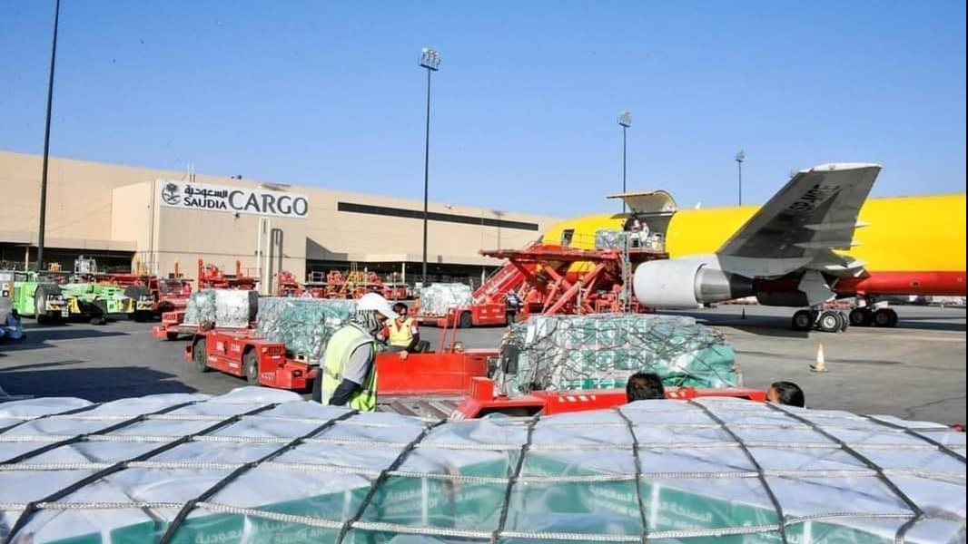 وصول الطائرات المحملة بالمساعدات الي مطار العريش 