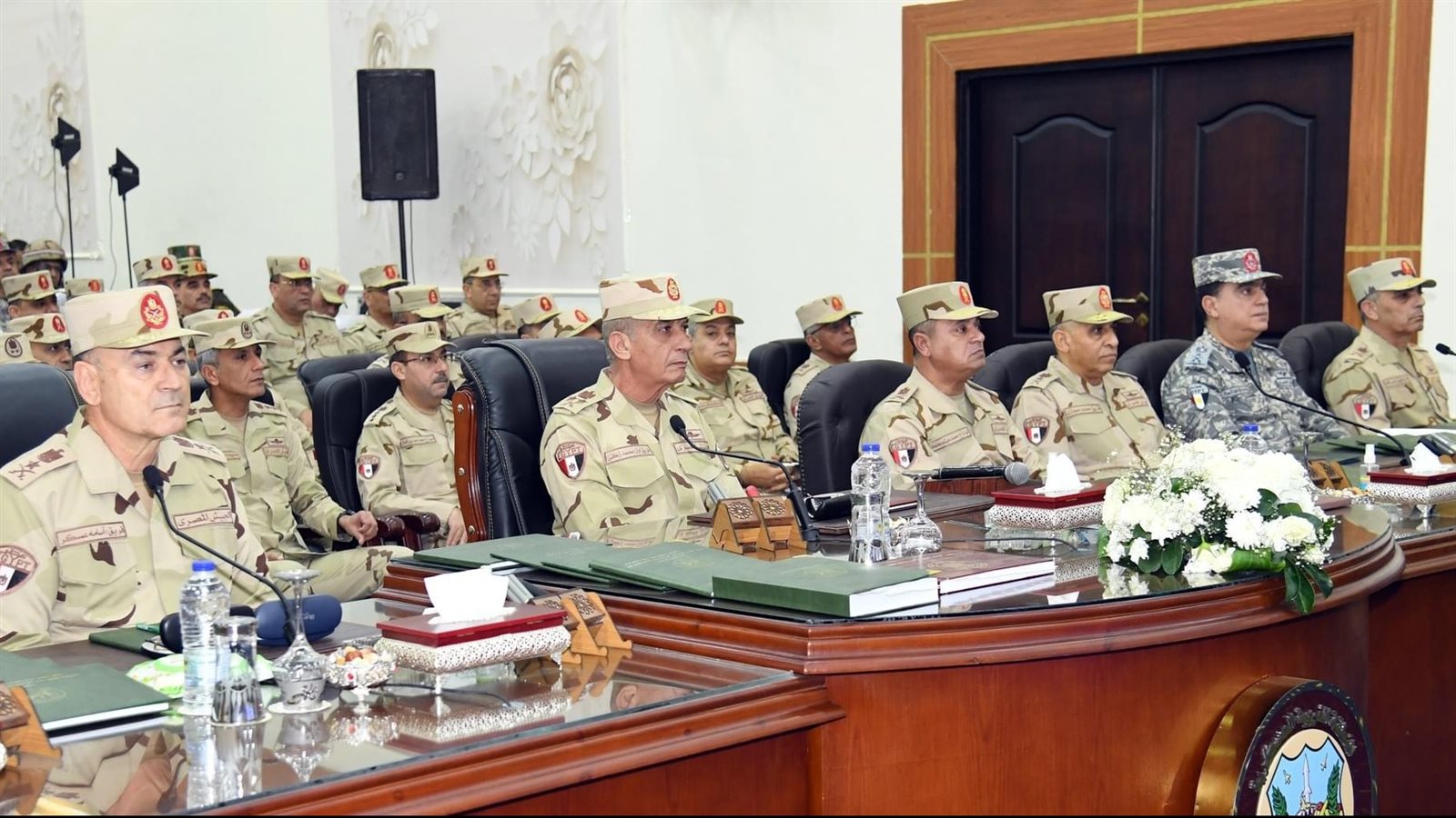 وزير الدفاع وقادة القوات المسلحة
