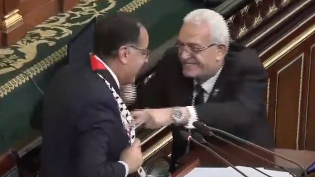 رئيس الوزراء أثناء تقلده الوشاح الفلسطيني