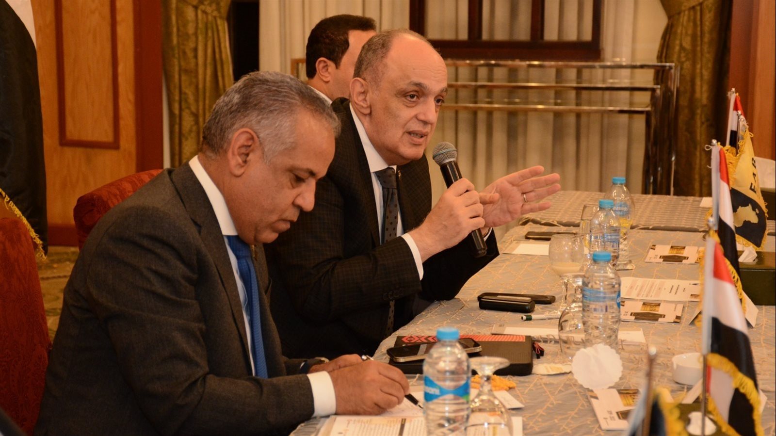 خلال المائدة المستديرة