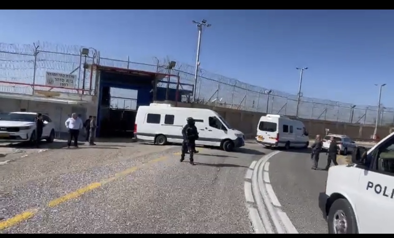 حافلات نقل الاسرى الفلسطينيين لدى إسرائيل 