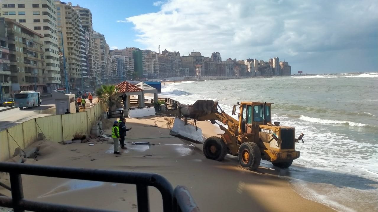 وضع حواجز شرقي الإسكندرية لمواجهة ارتفاع الأمواج