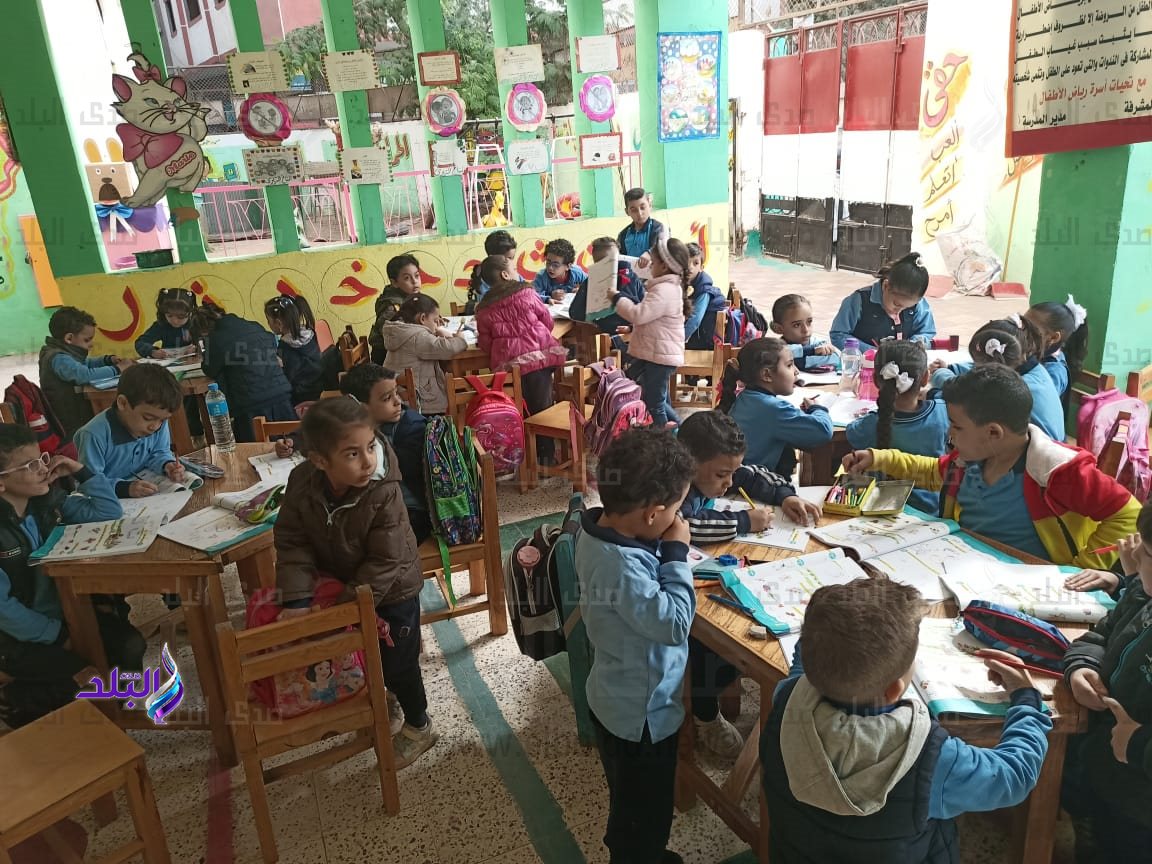 المستشار محمد صدقي نصار يسلم طفاية وخرطوم حريق وبكارة وحامل حائط  لمدرسة الدكتور   علي مصطفى5