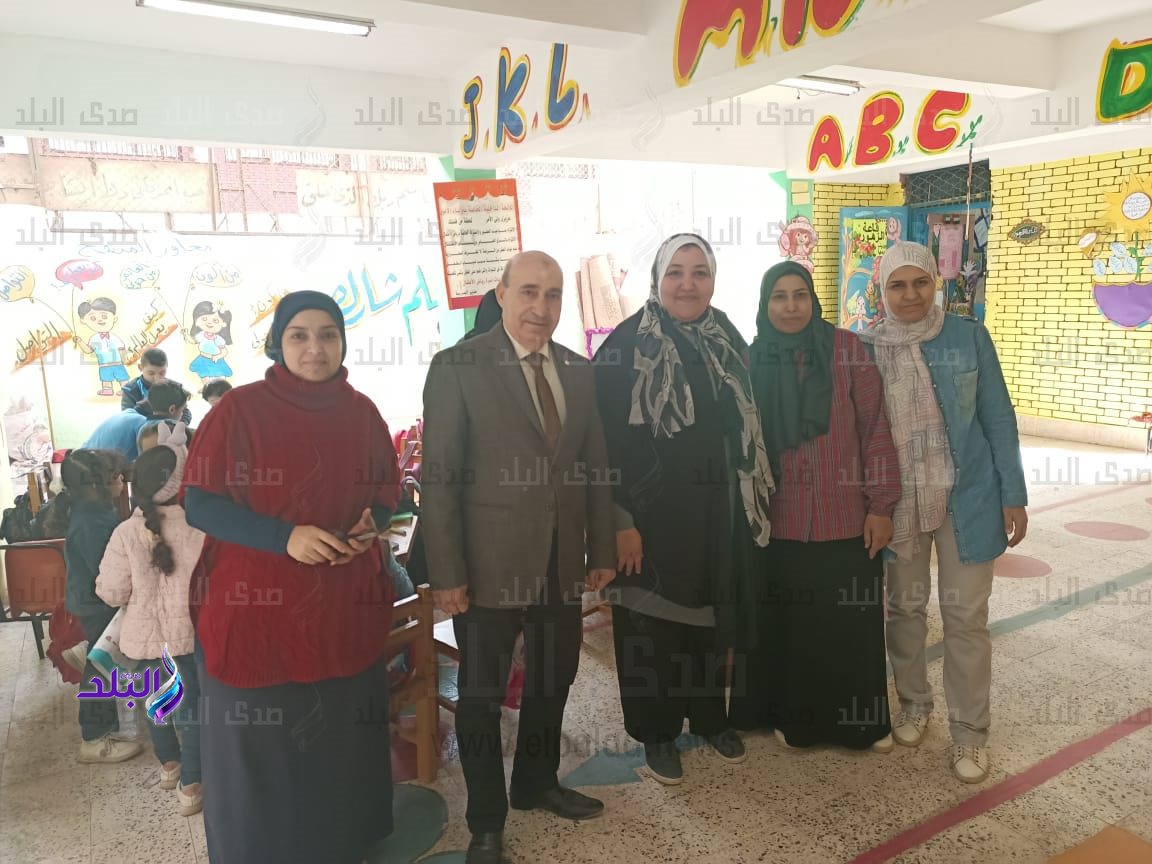 المستشار محمد صدقي نصار يسلم طفاية وخرطوم حريق وبكارة وحامل حائط  لمدرسة الدكتور   علي مصطفى4