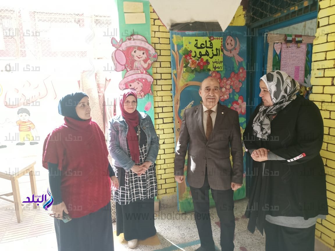 المستشار محمد صدقي نصار يسلم طفاية وخرطوم حريق وبكارة وحامل حائط  لمدرسة الدكتور   علي مصطفى3