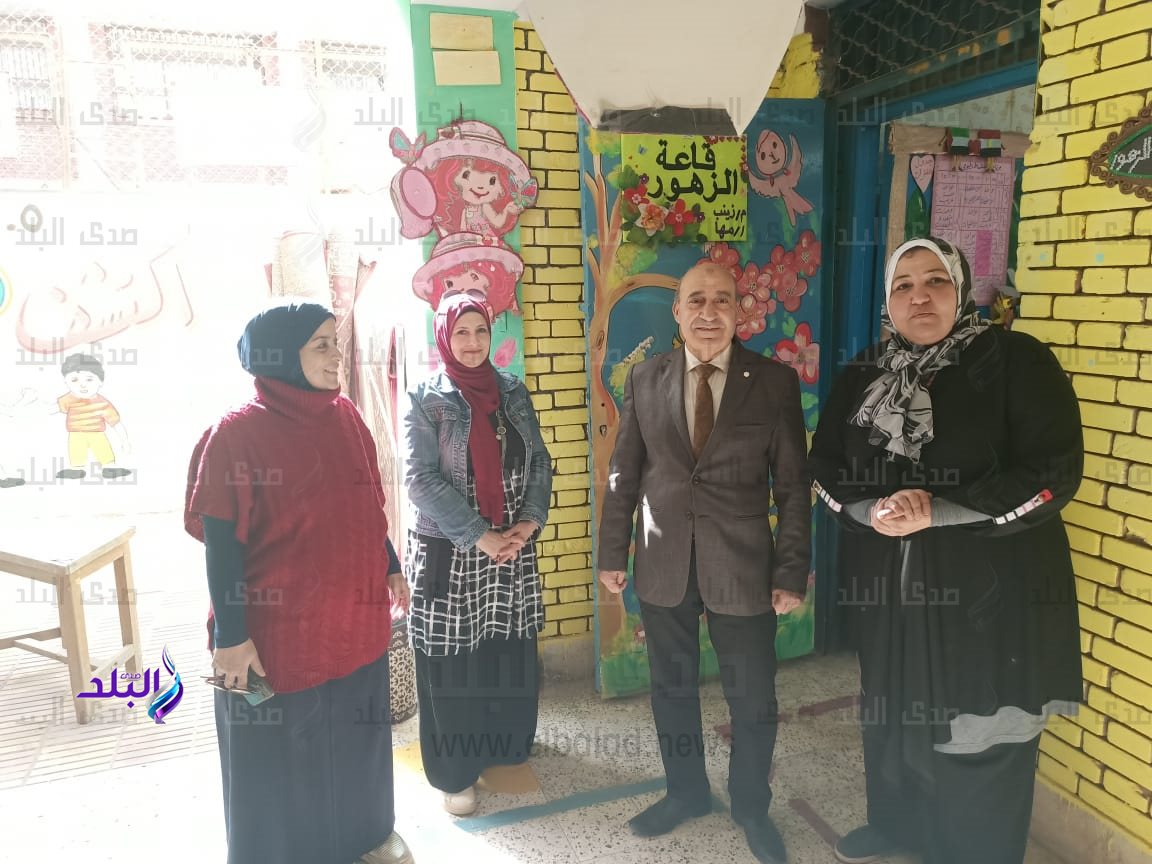 المستشار محمد صدقي نصار يسلم طفاية وخرطوم حريق وبكارة وحامل حائط  لمدرسة الدكتور   علي مصطفى1