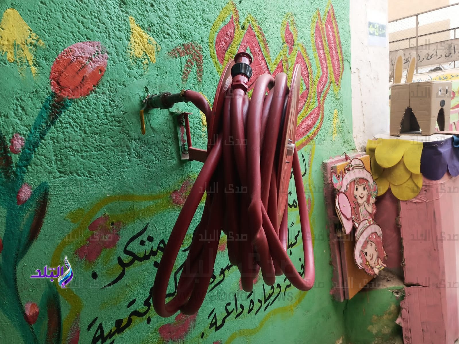 المستشار محمد صدقي نصار يسلم طفاية وخرطوم حريق وبكارة وحامل حائط  لمدرسة الدكتور   علي مصطفى