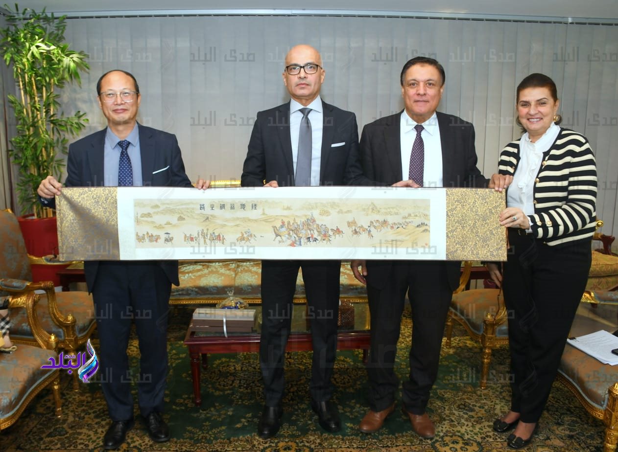 رئيس جامعة عين شمس يستقبل الوزير مفوض التعليمي مدير المكتب التعليمي والعلمي والتكنولوجي بالسفارة الصينية3