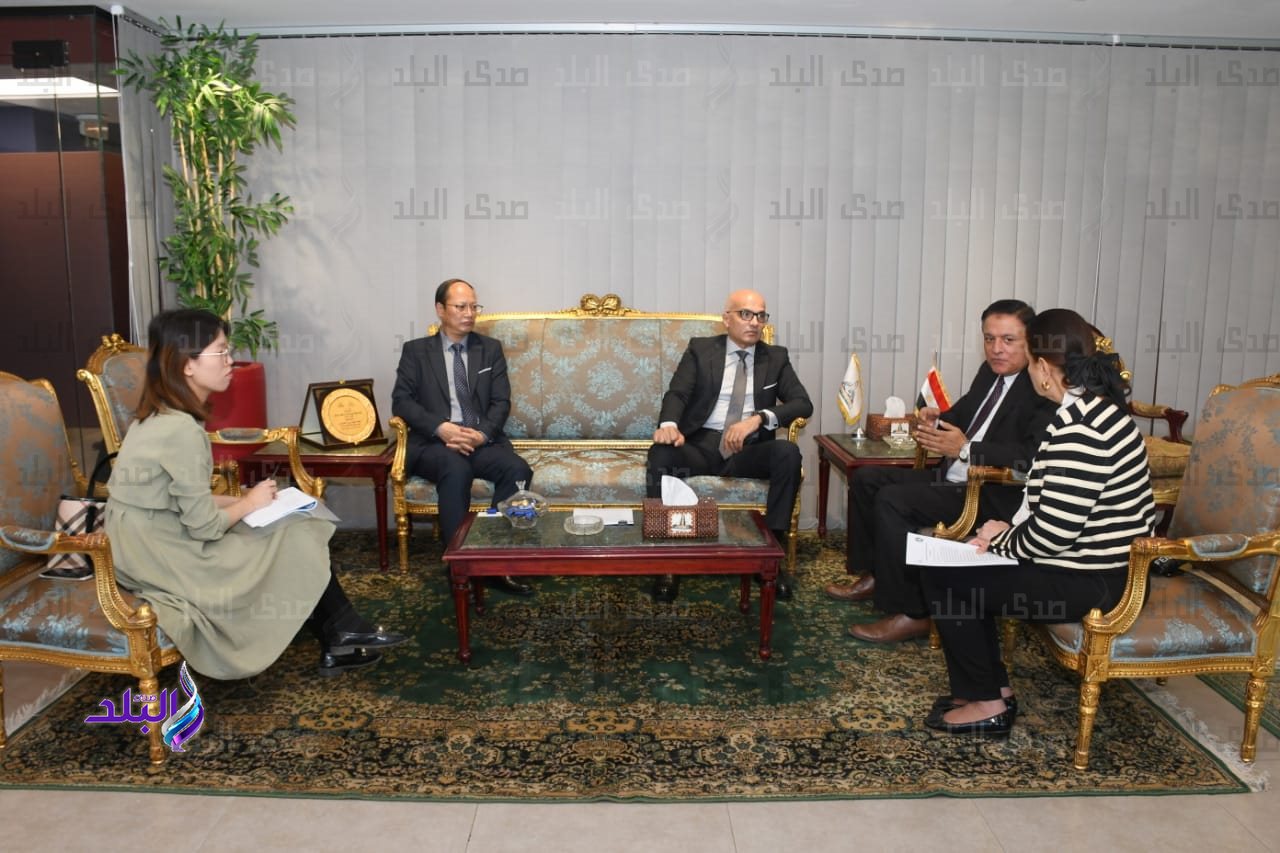 رئيس جامعة عين شمس يستقبل الوزير مفوض التعليمي مدير المكتب التعليمي والعلمي والتكنولوجي بالسفارة الصينية2